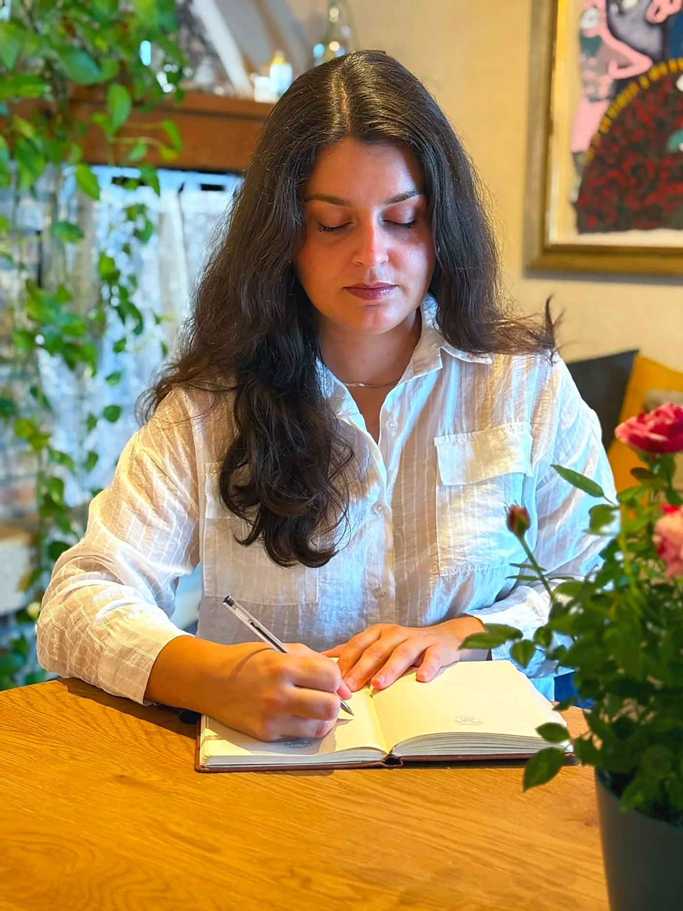 Valentina Alberti scrive su un'agenda, alla scrivania